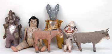 6 Pappmaché-Figuren, Peru 1. Hälfte 20. Jh., handbemalt, dabei u.a. Frau, Kuh und Esel (1 Ohr fehlt), Gebrauchspuren, H. 15 cm - 34 cm