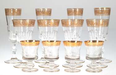 Konvolut von 12 diversen Gläsern mit Goldrand, dabei 4 Sektgläser und 4 Weingläser, farbloses Glas mit Goldrändern und Floralbordüre, Rundfuß in Stiel mit gedrücktem Nodus übergehend, facettierter Kuppaansatz, H. 19,5 c…