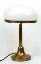 Art Deco-Tischlampe, Bauhaus um 1930, Strindberg-Lampe, Messing-Fuß, Milchglasschirm, funktionstüchtig, H. 40 cm, Dm. 27 cm