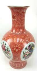 Bodenvase, China wohl 20. Jh., Porzellan, Balusterform, bemalt, korallenroter Fond mit vollflächigem Floraldekor und 4 Medaillons mit Blumenarrangements, H. 61 cm