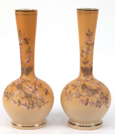Paar Jugendstil-Vasen, um 1900, Glas mit Emailmalerei und Goldrändern, Blumendekor mit Schmetterlingen, H. 26 cm - Foto 1