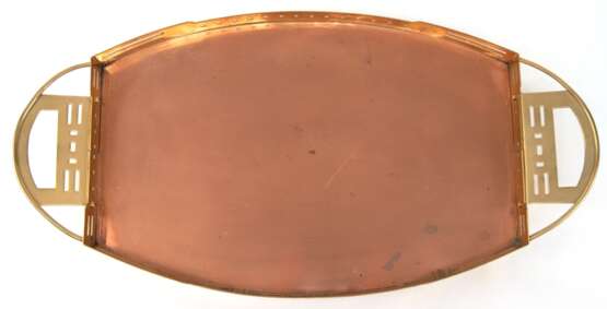 Jugendstil-Tablett von Gustave Serrurier-Bovy (1858-1910, Belgien), Messing/ Kupfer, oval, durchbrochen gearbeiteter Rand, seitliche Handhaben mit ornamentalem Durchbruchdekor, auf 4 Füßchen, 5,5x53x27 cm - photo 1