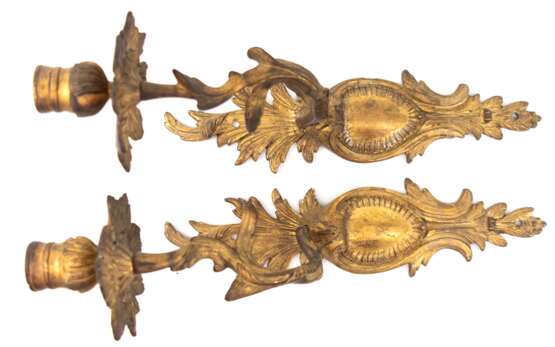 Paar Wandleuchter im Rokokostil, 19. Jh., 1-flammig, vergoldet, Floraldekor, Gebrauchspuren, H. 33 cm - Foto 1