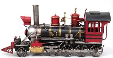 Fahrzeugmodell &quot;Dampflokomotive&quot;, Metall, farbig und goldfarben gefasst, Gebrauchspuren, L. 40 cm, H. 20 cm