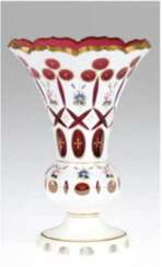 Vase, Böhmen 19. Jh., weißer Überfang und roter Innenüberfang, polychrome Blumenbemalung, Goldrand, Rand bestoßen H. 16,5 cm