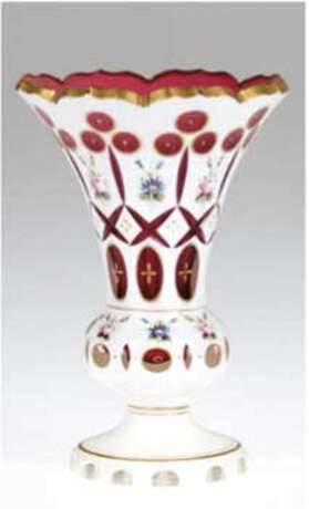 Vase, Böhmen 19. Jh., weißer Überfang und roter Innenüberfang, polychrome Blumenbemalung, Goldrand, Rand bestoßen H. 16,5 cm - photo 1