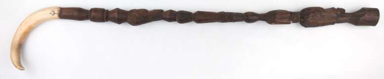 Afrikanischer Zeremonienstock, Horn/Holz, figürlich beschnitzt, L. 85 cm - photo 1
