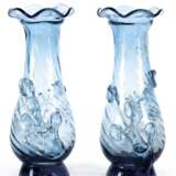 Paar Vasen, blaues Glas mit Abriss, Wandung mit floral aufgelegtem Reliefdekor, H. je 20 cm - photo 1