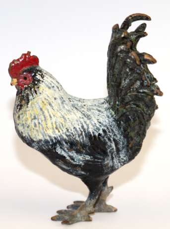 Wiener Bronze "Stolzer Hahn-Naturalistische Darstellung eines stolzierenden Hahnes“, handbemalt, signiert auf dem linken Flügel AWS oder SMA?, Maße ca. 7,8 x 4,7 cm, 111,1 g - photo 1