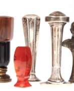 Aperçu. Sammlung von 11 Petschaften, um 1900, mit Achat, Bronze- oder Silberschaft, dabei 3x figürlich, v. Hindenburg-Büste, Lausbub und Vogel, H. 4,8 cm bis 8,5 cm