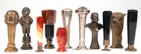 Sammlung von 11 Petschaften, um 1900, mit Achat, Bronze- oder Silberschaft, dabei 3x figürlich, v. Hindenburg-Büste, Lausbub und Vogel, H. 4,8 cm bis 8,5 cm - фото 1