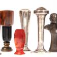 Sammlung von 11 Petschaften, um 1900, mit Achat, Bronze- oder Silberschaft, dabei 3x figürlich, v. Hindenburg-Büste, Lausbub und Vogel, H. 4,8 cm bis 8,5 cm - Auction Items