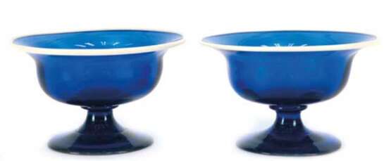 Paar Biedermeier-Fußschalen, blaues Glas mit Abriß und weißem Rand, H. 8 cm, Dm. 13 cm - photo 1
