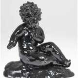 Goldscheider-Figur "Sitzender Putto", Wien, Keramik, schwarz glasiert, gemarkt, Preß-Nr. 5305 1 10, Sockel repariert, H. 28,5 cm - photo 1