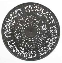 Eisenguß-Teller, Schinkel-Entwurf, unterseitig gemarkt, durchbrochener figürlicher und floraler Dekor, Dm. 27 cm
