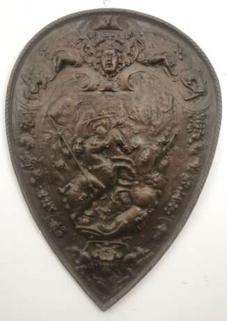 Paradeschild aus Gusseisen, Frankreich um 1900, mit figürlichem Relief und mittiger Kampfszene, Darstellung von Rittern im Harnisch zu Pferd, 66x46 cm - фото 1
