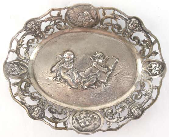 Schale, oval, 800er Silber, Boden mit Engel-Relief, floral durchbrochener Rand mit figürlichen Medaillons, 203 g, 3x20,5x16,5 cm - photo 1