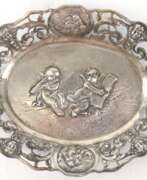 Aperçu. Schale, oval, 800er Silber, Boden mit Engel-Relief, floral durchbrochener Rand mit figürlichen Medaillons, 203 g, 3x20,5x16,5 cm