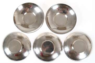 5 japanische Tellerchen, Silber, wohl Untersetzer für Teegläser, mit gehämmerter Rückseite, Durchmesser ca. 9,5 cm, zus. ca. 256 g