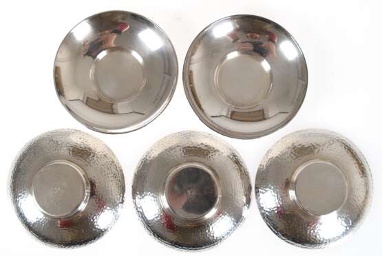 5 japanische Tellerchen, Silber, wohl Untersetzer für Teegläser, mit gehämmerter Rückseite, Durchmesser ca. 9,5 cm, zus. ca. 256 g - photo 1