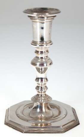 Kerzenhalter, 1-flammig, versilbert, auf achteckigem Fuß, herausnehmbarer Tülleneinsatz, H. 17,5 cm - фото 1