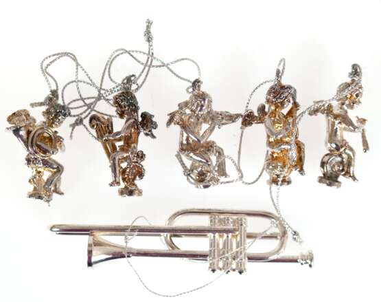 6 Weihnachtsanhänger, versilbert, 5x musizierende Engel, L. 4 cm - 4,5 cm und Posaune, L. 9,8 cm - фото 1