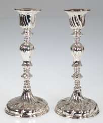 Paar Kerzenleuchter, 1-flammig, versilbert, runder Stand, geschweift gerippt, H. 15,5 cm