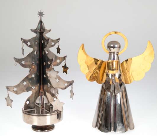 2 Weihnachtsfiguren, versilbert, dabei stilisierter Engel mit goldfarbenen Flügeln, Heiligenschein und Kerzentülle, H. 22,5 cm und drehbarer Tannenbaum, Sternenbehang unvollständig, H. 26,5 cm - Foto 1