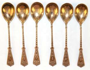 6 Mokkalöffel, um 1900, 800er Silber, vergoldet, gedrehter Stiel, Ornamentdekor, ges. 59 g, L. 10 cm