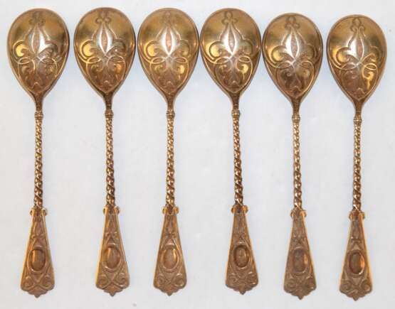6 Mokkalöffel, um 1900, 800er Silber, vergoldet, gedrehter Stiel, Ornamentdekor, ges. 59 g, L. 10 cm - фото 2