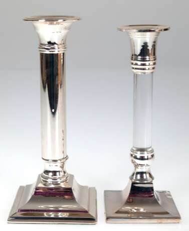 2 Kerzenhalter, 1-flammig, versilbert, 1x Schaft mit farblosem Kunststoffeinsatz, H. 18,5 cm und 19 cm - photo 1