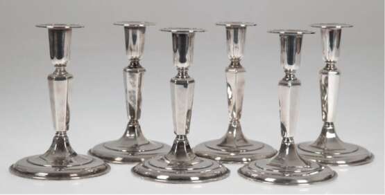 Satz von 6 Kerzenleuchtern, Schweden 1960er Jahre, Silber, punziert, runder beschwerter Stand, übergehend in 6-kantigen Schaft, H. 14 cm - photo 1