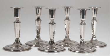 Satz von 6 Kerzenleuchtern, Schweden 1960er Jahre, Silber, punziert, runder beschwerter Stand, übergehend in 6-kantigen Schaft, H. 14 cm