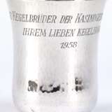 Trinkbecher, 925er Sterlingsilber, 110,9 g, Hammerschlagdekor, mit Gravur "Die Kegelbrüder der Kasinogesellschaft ihrem lieben Kegelkönig 1958", kleine Delle im unterem Bereich, H. 9 cm - photo 1