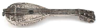 Mandoline mit aufwendiger, figürlicher Darstellung, Silber (geprüft), ca. 35,9 g, L. 10,5 cm, B. 3,4 cm