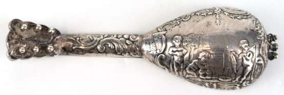Mandoline mit aufwendiger, figürlicher Darstellung, Silber (geprüft), ca. 35,9 g, L. 10,5 cm, B. 3,4 cm - photo 2