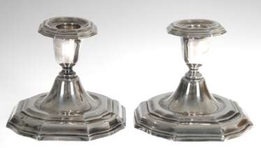 Paar Kerzenleuchter, 830er Silber, Schweden 1962, gefüllter Fuß getreppt und geschweift, Rand mit Widmungsgravur, Tülle mit getrepptem Rand, Gebrauchspuren, H. 9,5 cm