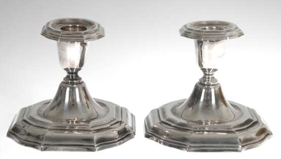 Paar Kerzenleuchter, 830er Silber, Schweden 1962, gefüllter Fuß getreppt und geschweift, Rand mit Widmungsgravur, Tülle mit getrepptem Rand, Gebrauchspuren, H. 9,5 cm - Foto 1