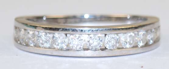 Brillant-Ring, 585er WG, mit 22 Brillanten von zus. ca. 1 ct. in der Schiene, zus. 4,7 g, RG 63 - Foto 1