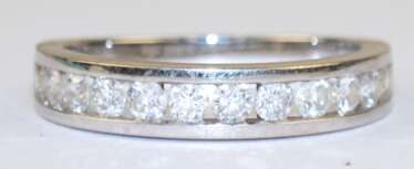Brillant-Ring, 585er WG, mit 22 Brillanten von zus. ca. 1 ct. in der Schiene, zus. 4,7 g, RG 63