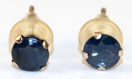 Paar Ohrstecker, WG 10 kt. (416er), blaue Saphire ca. 4 mm Durchmesser, Silikonaufstecker - фото 1