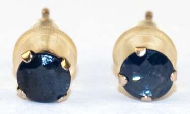 Paar Ohrstecker, WG 10 kt. (416er), blaue Saphire ca. 4 mm Durchmesser, Silikonaufstecker