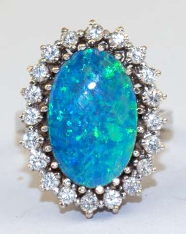 Brillant-Opal-Ring, 585er WG., 20 lupenreine Brillanten von zus. 0,845 ct., w, 1 ovale Opal-Doublette von 4,7 ct., ges. 9,35 g, RG 55 - Foto 1