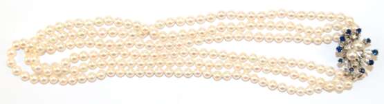Perlen-Collier, 3-reihig, 585er WG-Schließe mit 2 Perlen, 10 Saphiren und 6 Brillanten in Krappenfassung besetzt, Perlen-Dm. 5 mm, L. ca. 37 cm - Foto 1