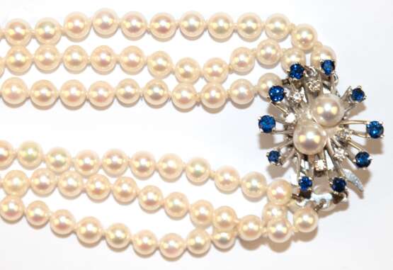 Perlen-Collier, 3-reihig, 585er WG-Schließe mit 2 Perlen, 10 Saphiren und 6 Brillanten in Krappenfassung besetzt, Perlen-Dm. 5 mm, L. ca. 37 cm - photo 2