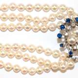 Perlen-Collier, 3-reihig, 585er WG-Schließe mit 2 Perlen, 10 Saphiren und 6 Brillanten in Krappenfassung besetzt, Perlen-Dm. 5 mm, L. ca. 37 cm - photo 2