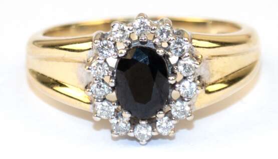 "Lady Di"-Ring, 585er WG, mit oval facettiertem Saphir, von 14 Brillanten in Krappenfassung eingerahmt, ges. 4,8 g, RG 61 - Foto 1