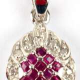 Anhänger mit Kette, ca. 46 cm, 925er Silber rhodiniert, Diamanten von ca. 0,20 ct. und Rubine im Carree-Schliff, Anhänger mit Öse ca. 2,8 cm - фото 1