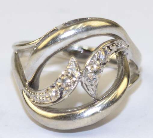 Ring, 585er WG, durchbrochen gearbeiteter Ringkopf besetzt mit 4 Brillanten von zus. ca. 0,10 ct., ges. 4,84 g, RG 56,5 - фото 1