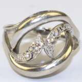 Ring, 585er WG, durchbrochen gearbeiteter Ringkopf besetzt mit 4 Brillanten von zus. ca. 0,10 ct., ges. 4,84 g, RG 56,5 - фото 1